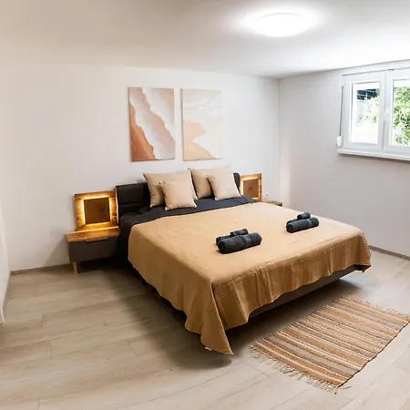 Holiday home Luxury House Ii With Jacuzzi