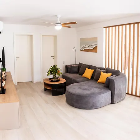 בית נופש Luxury House Ii With Jacuzzi מאנדרה