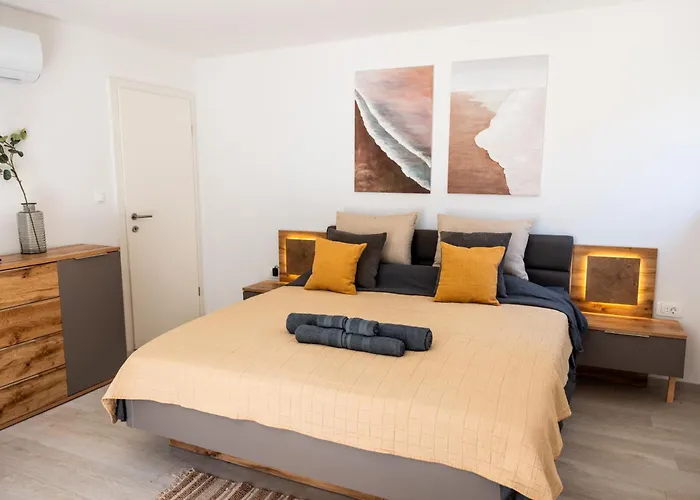 בית נופש Luxury House Ii With Jacuzzi מאנדרה