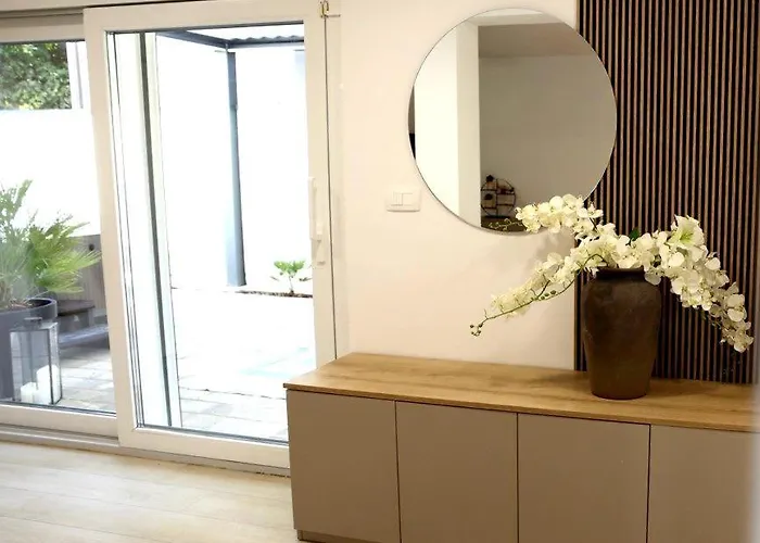 בית נופש Luxury House Ii With Jacuzzi מאנדרה