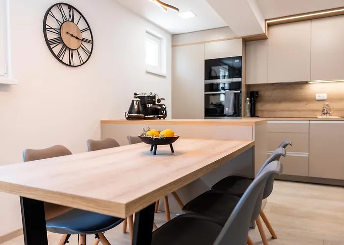 בית נופש Luxury House Ii With Jacuzzi מאנדרה