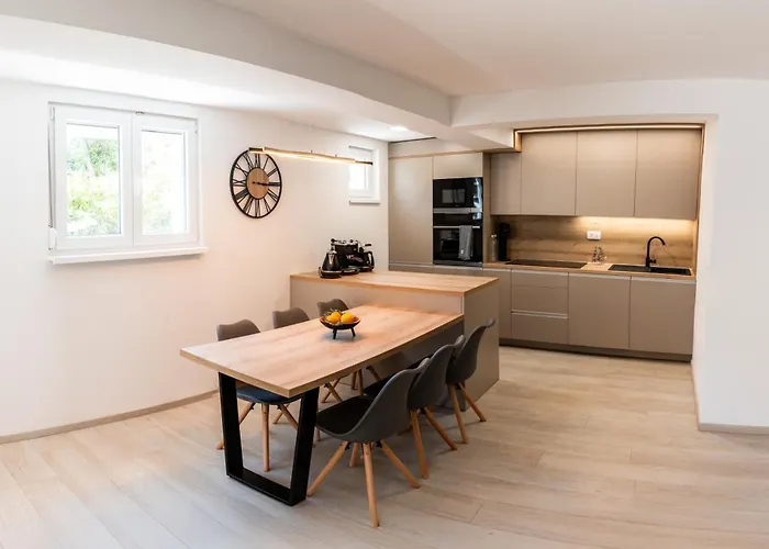 בית נופש Luxury House Ii With Jacuzzi מאנדרה