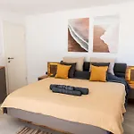 Holiday home Luxury House Ii With Jacuzzi Mandre