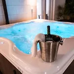 Luxury House Ii With Jacuzzi Holiday home