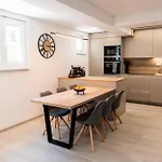 Holiday home Luxury House Ii With Jacuzzi *