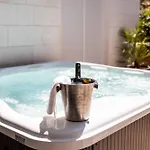 Luxury House Ii With Jacuzzi