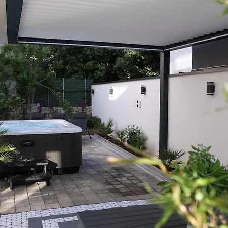 Luxury House Ii With Jacuzzi Мандре