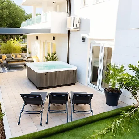 Дом отдыха Luxury House Ii With Jacuzzi *