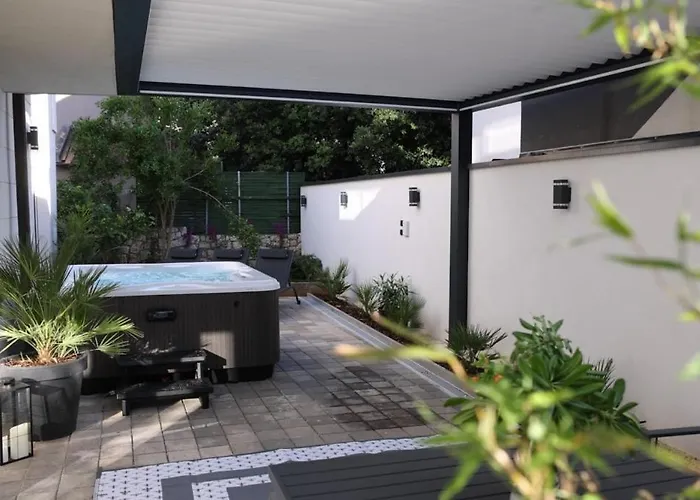 Luxury House Ii With Jacuzzi Mandre