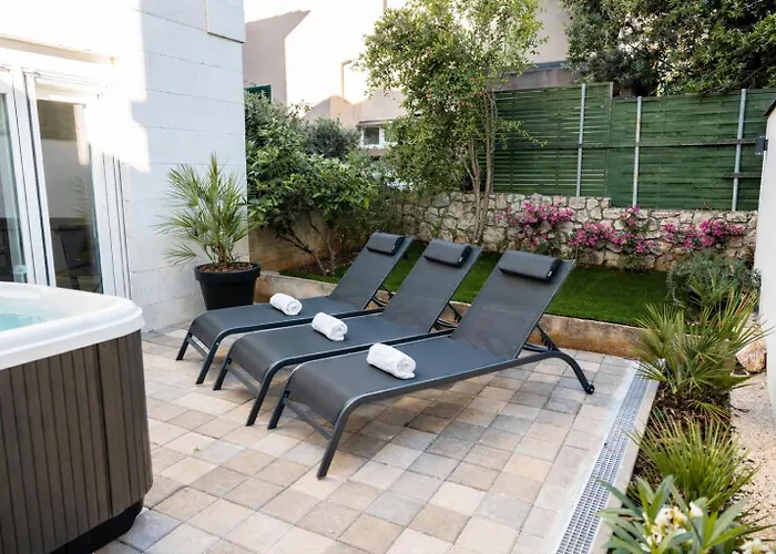 Luxury House Ii With Jacuzzi *